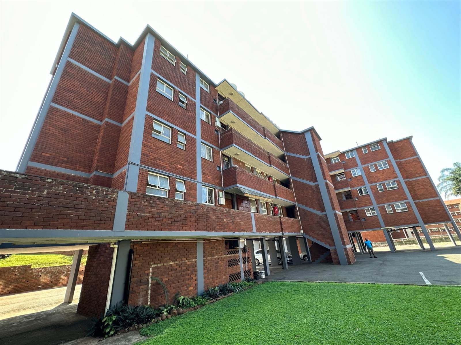 2 Bed Apartment in Essenwood photo number 1
