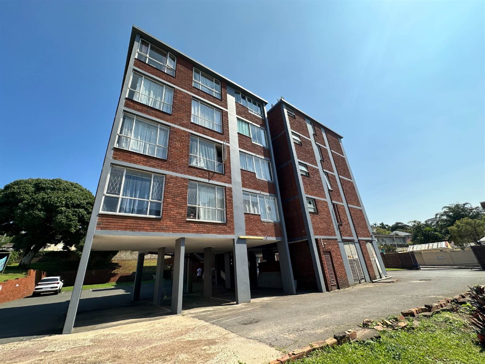 2 Bed Apartment in Essenwood photo number 16