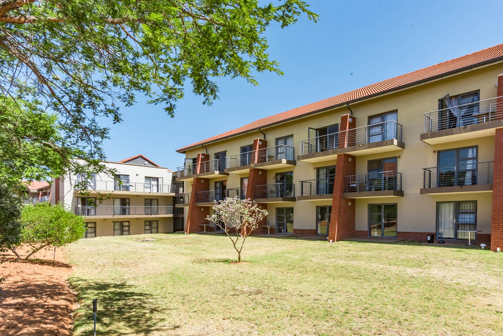 1 Bed Apartment in Ruimsig photo number 11