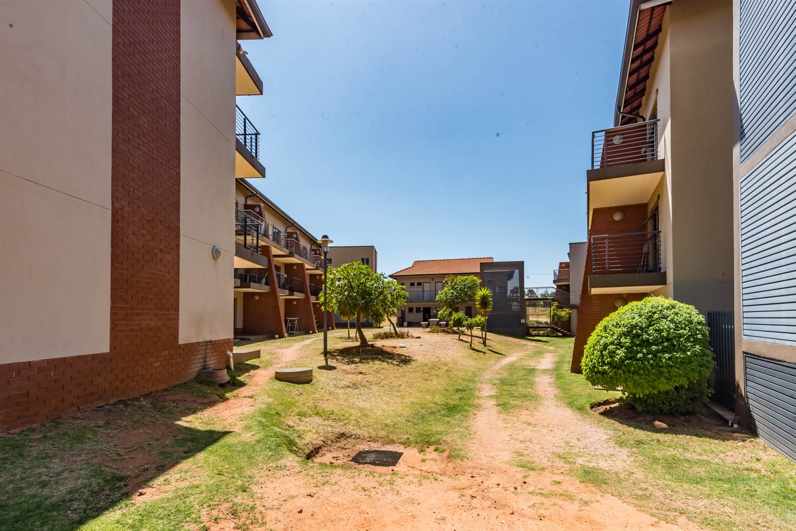 1 Bed Apartment in Ruimsig photo number 16