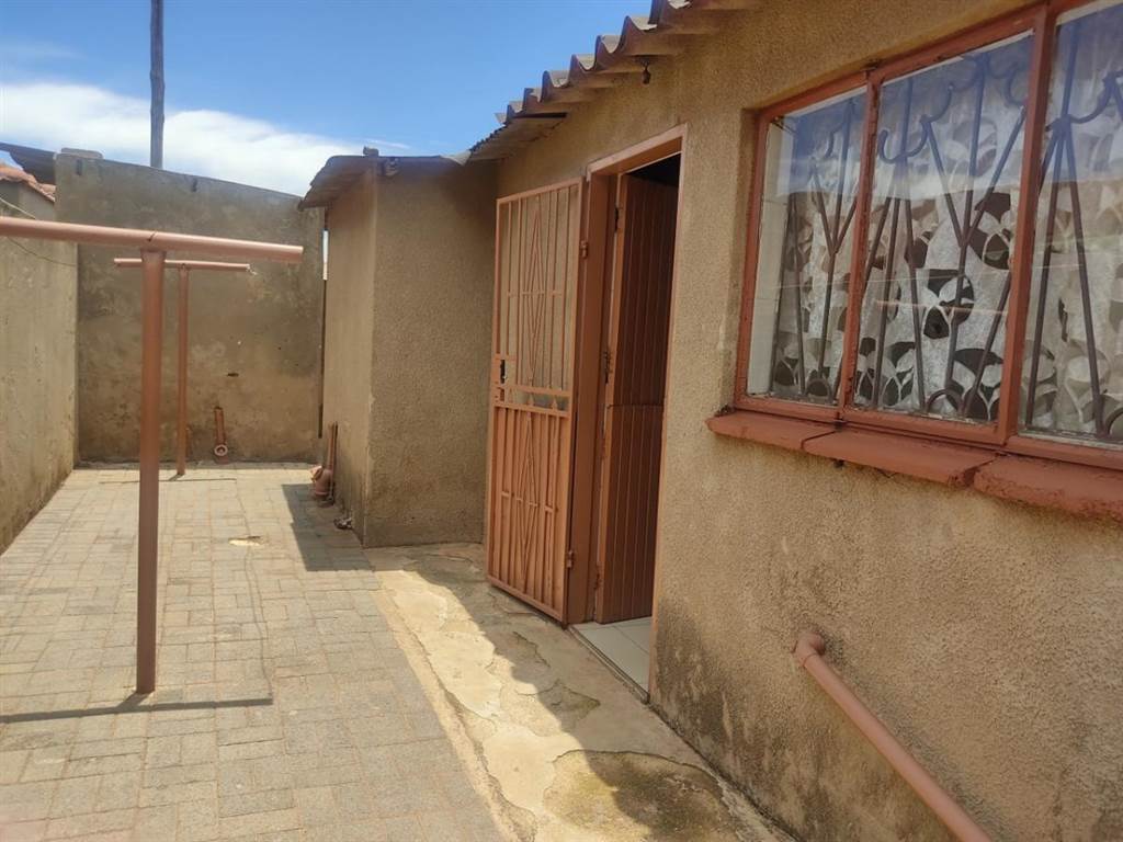 3 Bed House in Vosloorus photo number 10