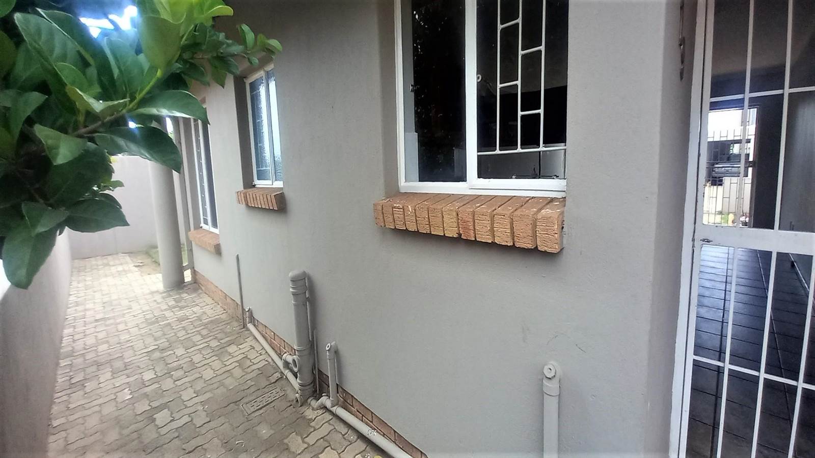 2 Bed Townhouse in Bronkhorstspruit photo number 16