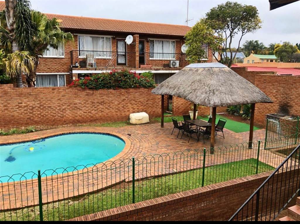 2 Bed Apartment in Randburg Central photo number 3