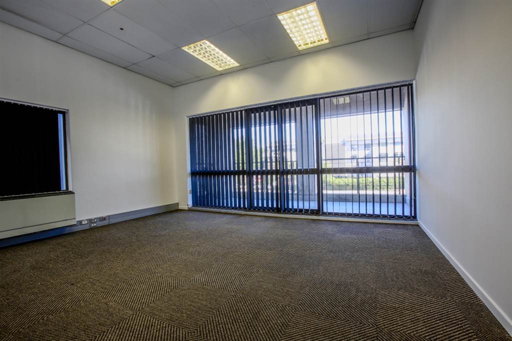 633  m² Office Space in Tyger Valley photo number 9
