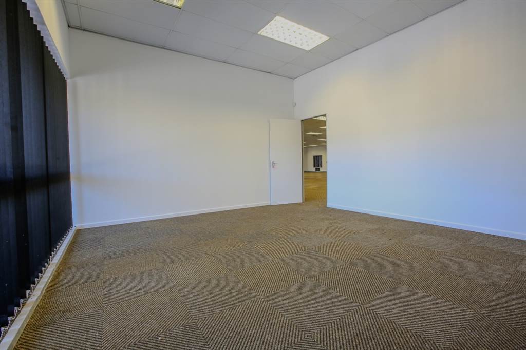 633  m² Office Space in Tyger Valley photo number 10