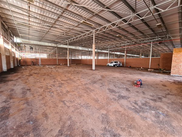887  m² Industrial space in Clayville
