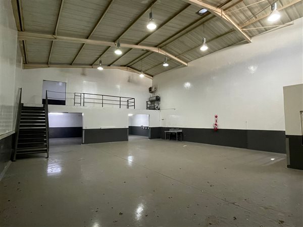 884  m² Industrial space