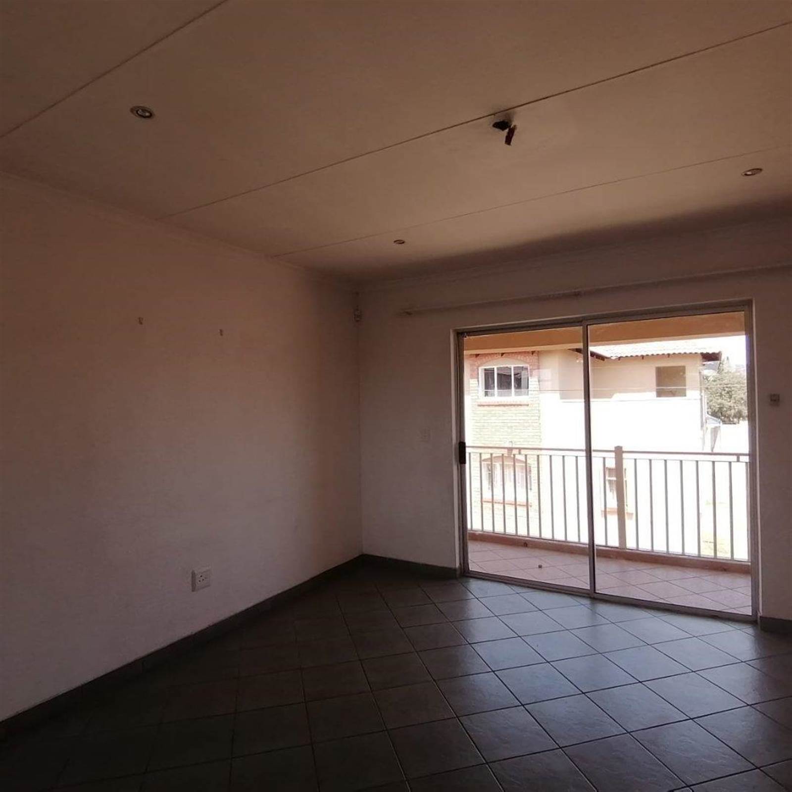 2 Bed Flat in Rensburg photo number 11