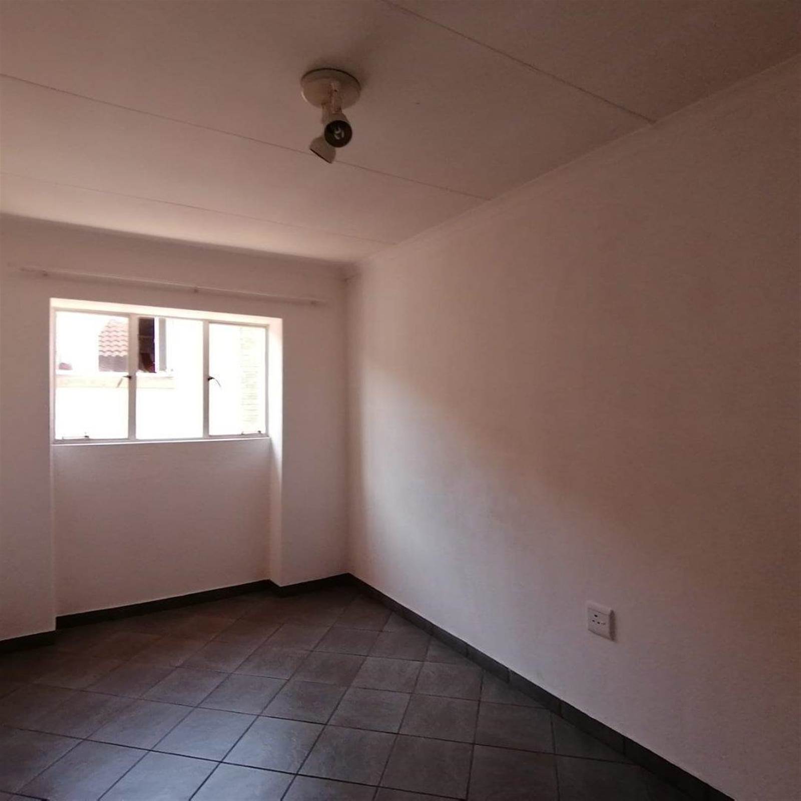 2 Bed Flat in Rensburg photo number 7