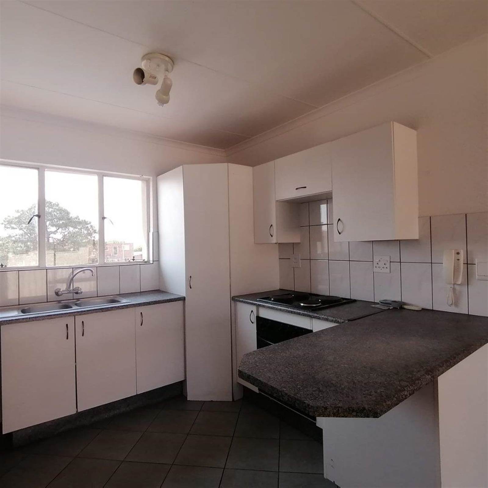 2 Bed Flat in Rensburg photo number 12