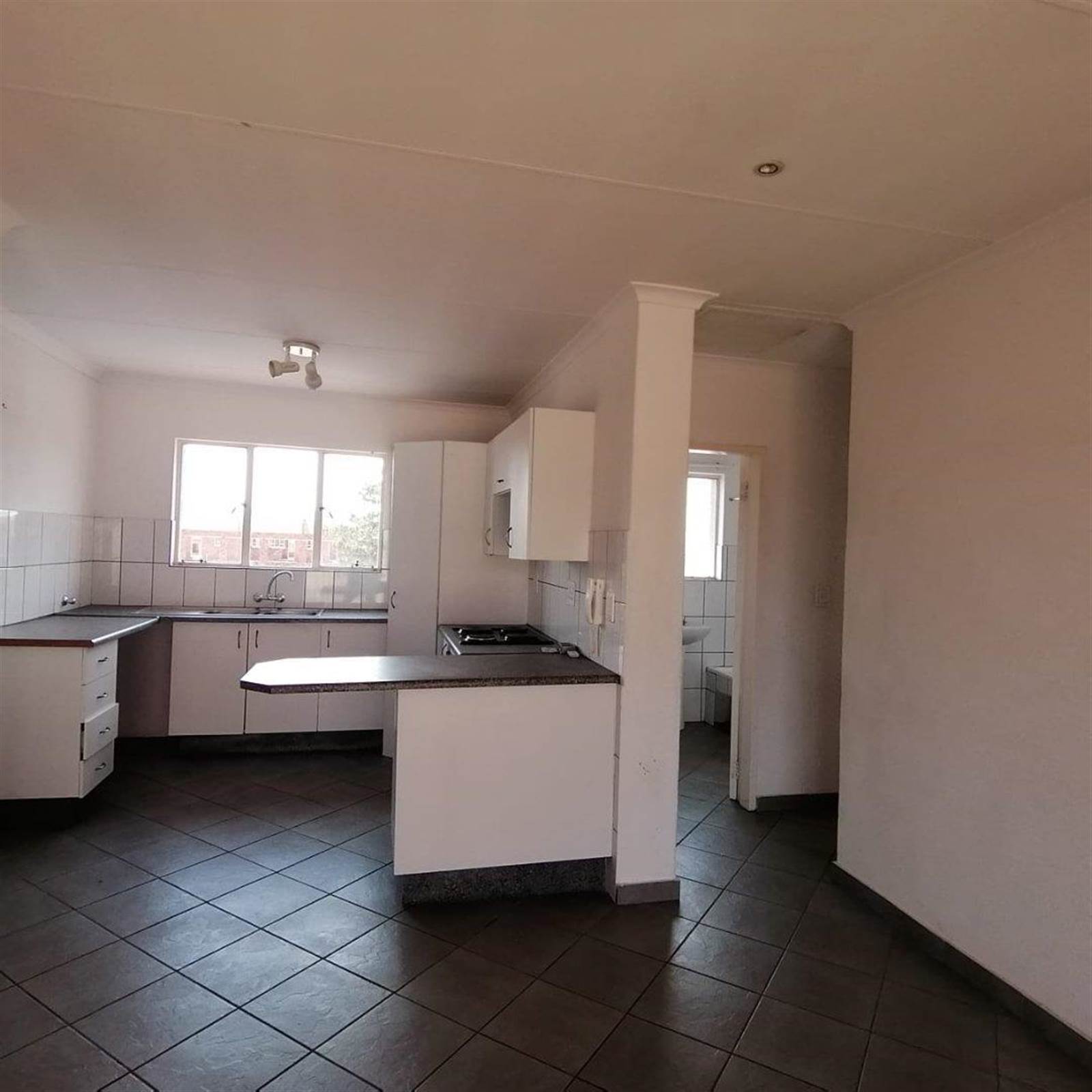 2 Bed Flat in Rensburg photo number 3