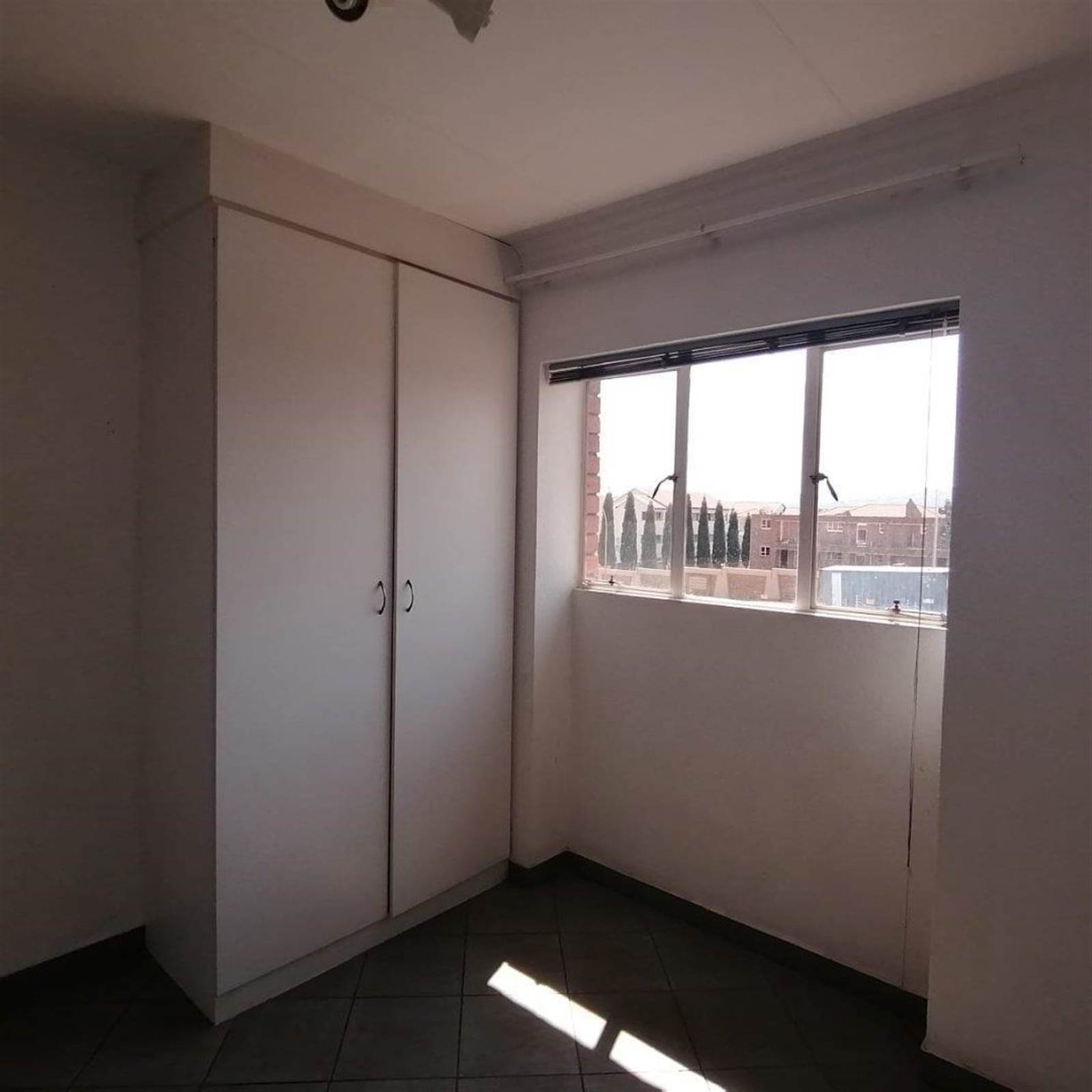 2 Bed Flat in Rensburg photo number 8