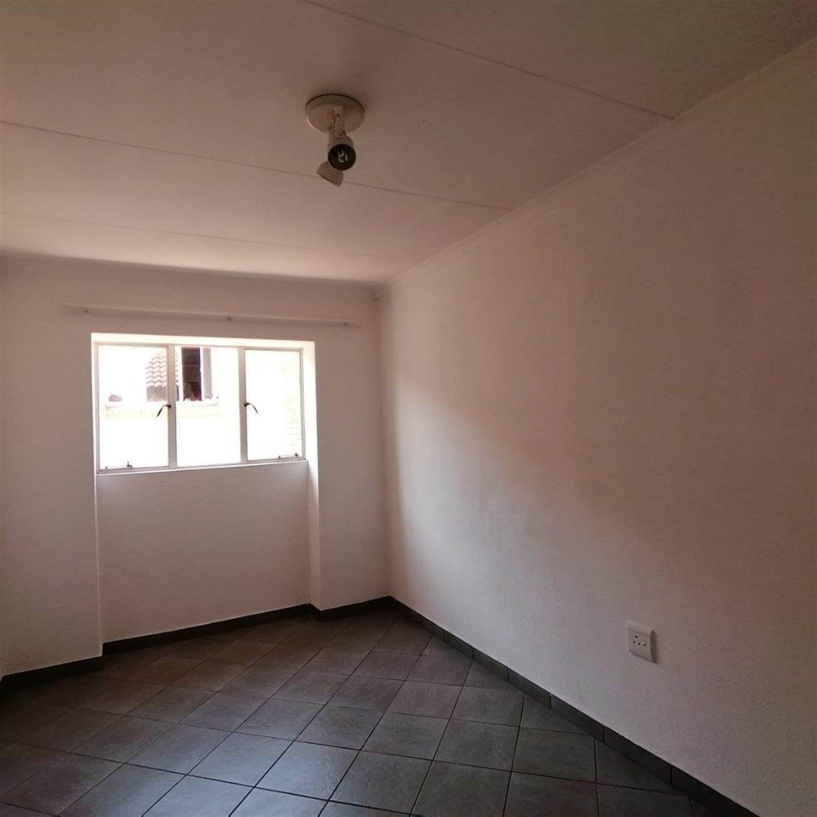 2 Bed Flat in Rensburg photo number 5