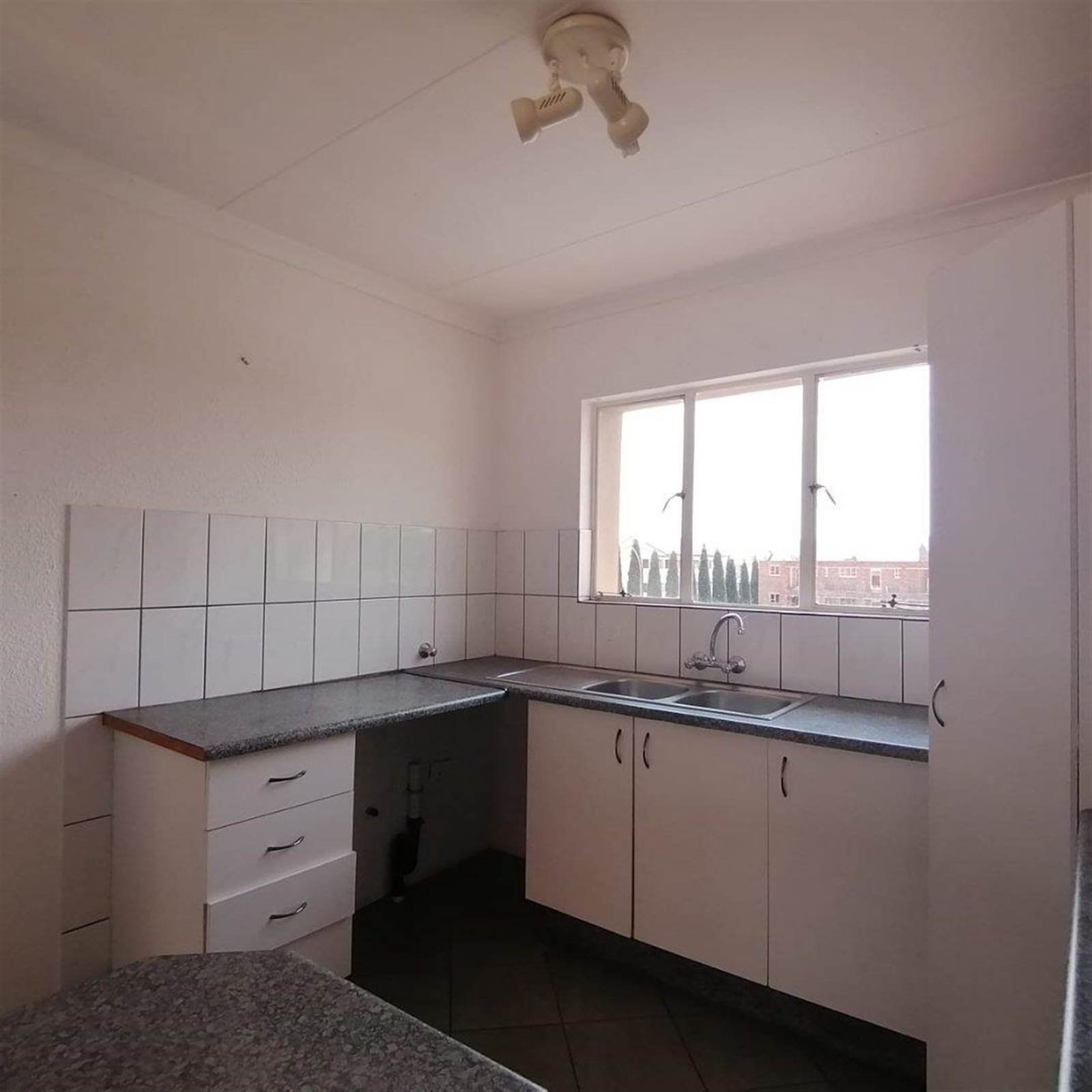 2 Bed Flat in Rensburg photo number 2