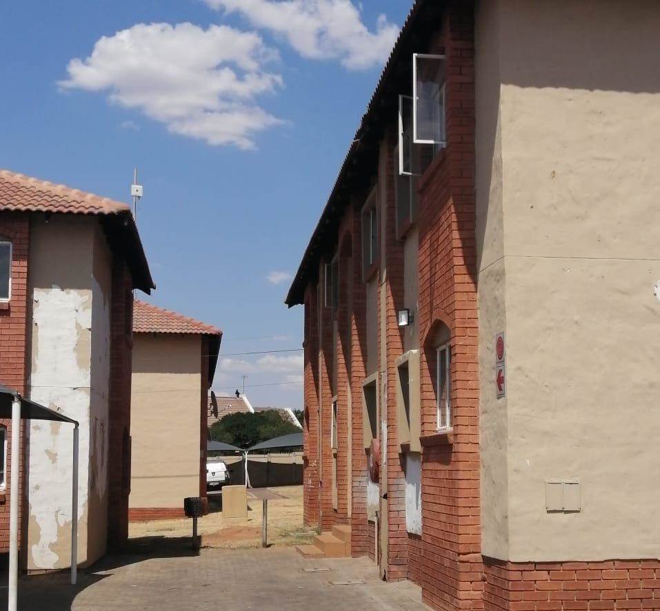 2 Bed Flat in Rensburg photo number 4