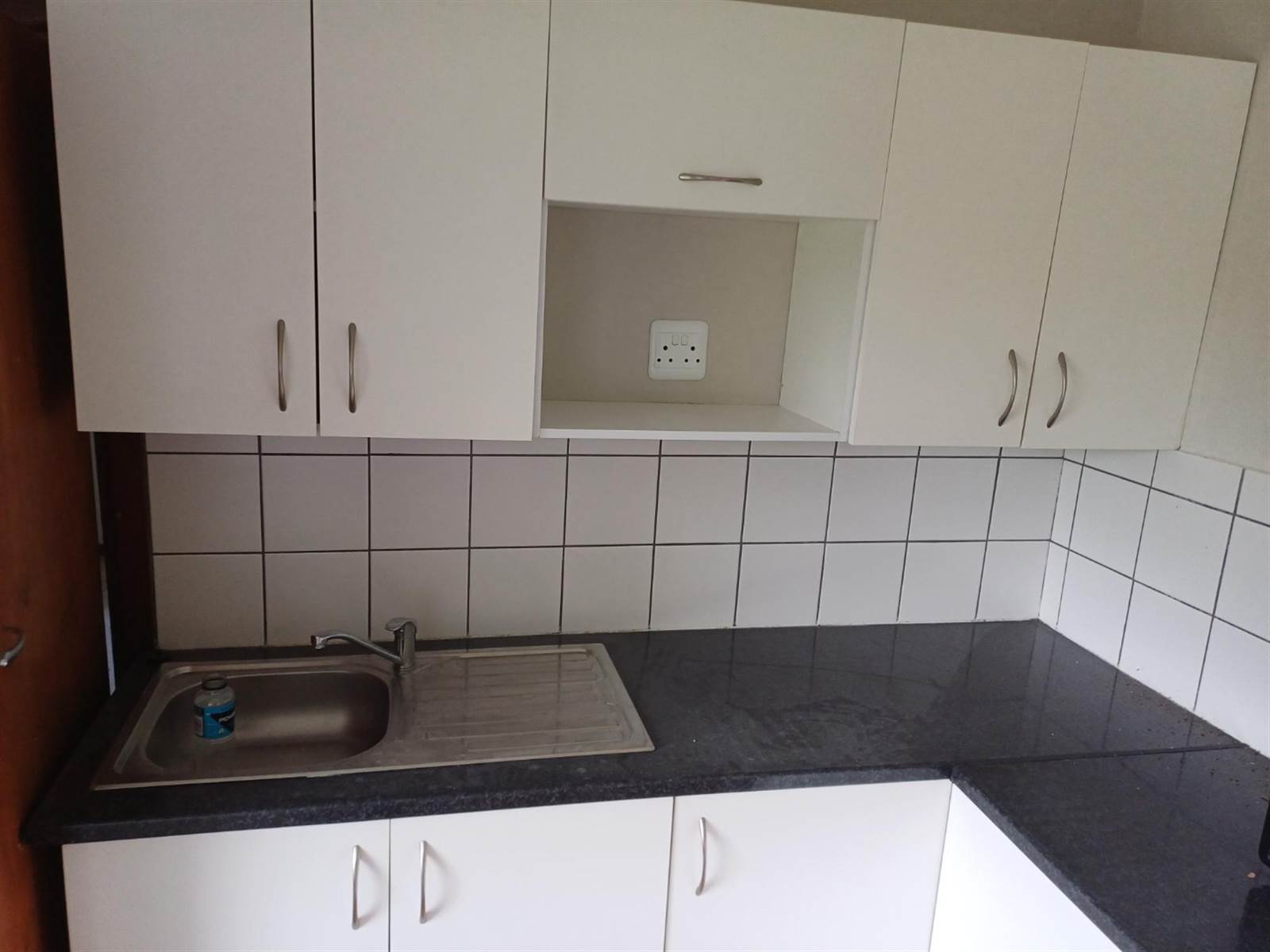 1 Bed Apartment in Grahamstown Central photo number 7