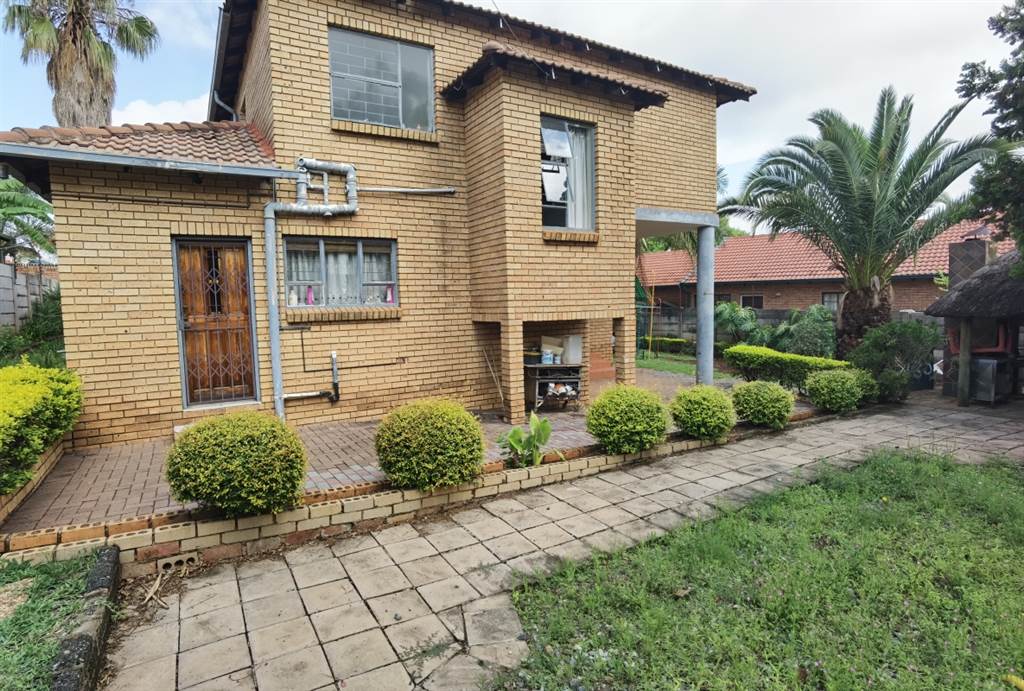 4 Bed House in Highveld photo number 4