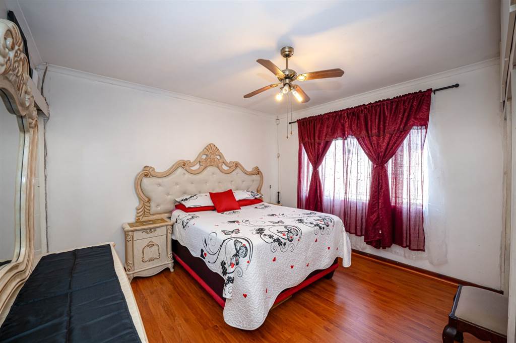 5 Bed House in Bernadino Heights photo number 10