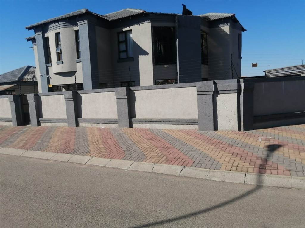4 Bed House in Mahlako-A-Phahla Gardens photo number 3