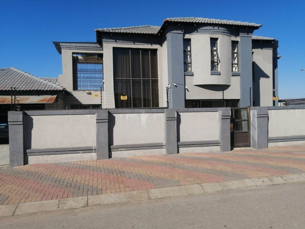 4 Bed House in Mahlako-A-Phahla Gardens photo number 2