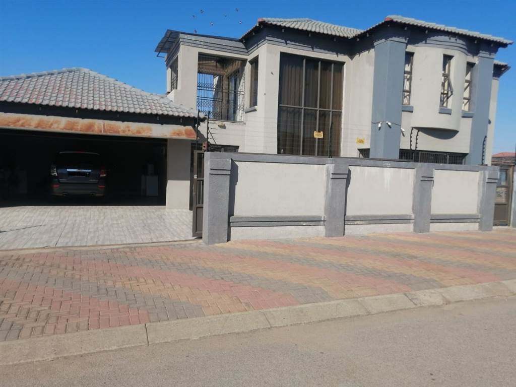 4 Bed House in Mahlako-A-Phahla Gardens photo number 1