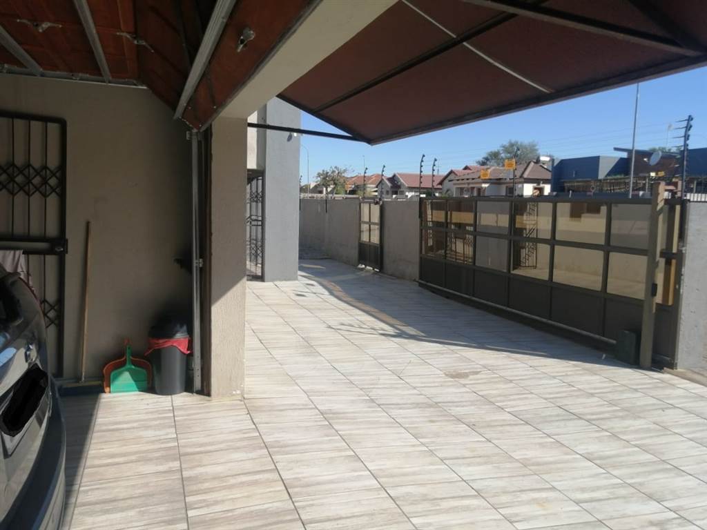 4 Bed House in Mahlako-A-Phahla Gardens photo number 21