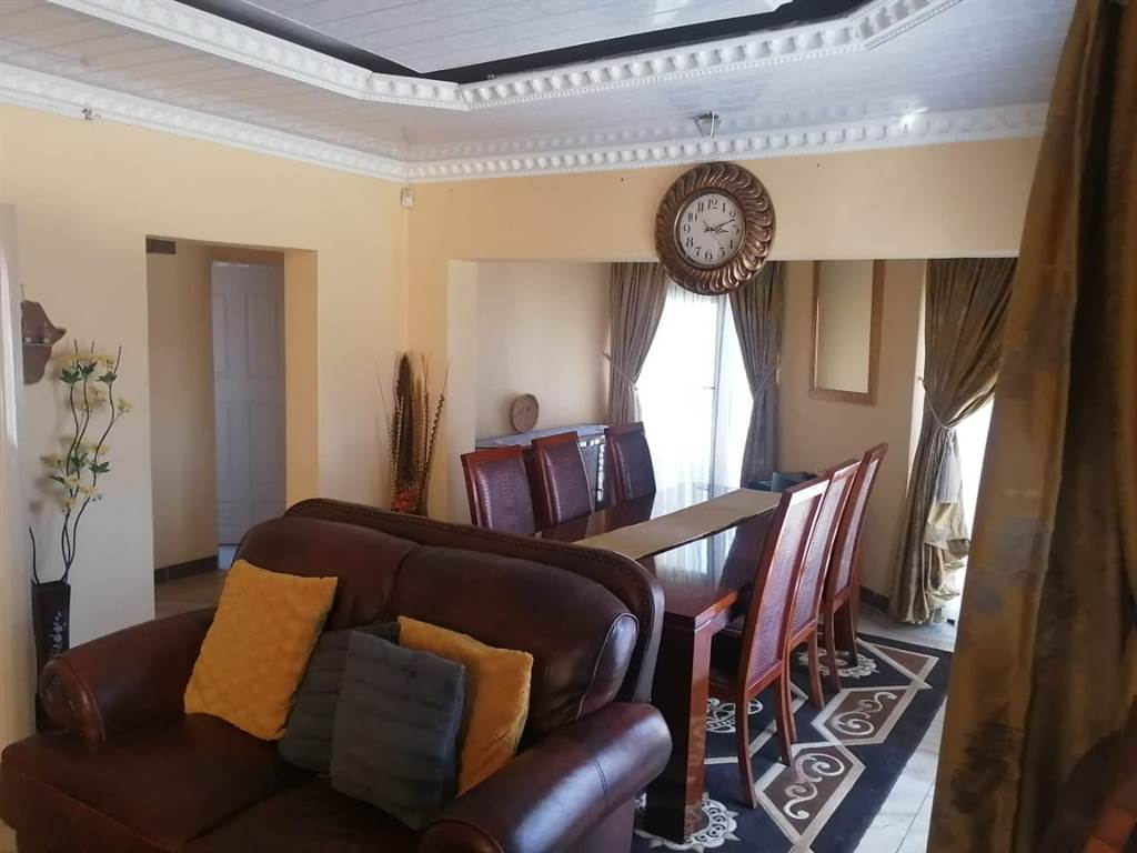 4 Bed House in Mahlako-A-Phahla Gardens photo number 4