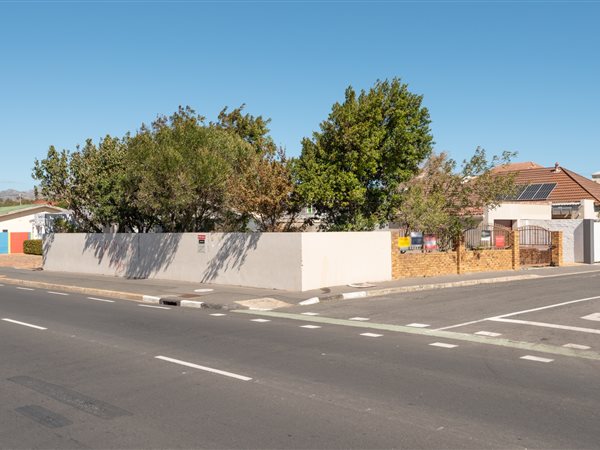 360 m² Land available in Strand Central