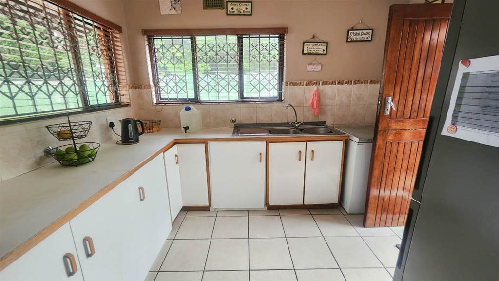 3 Bed House in Umtentweni photo number 7
