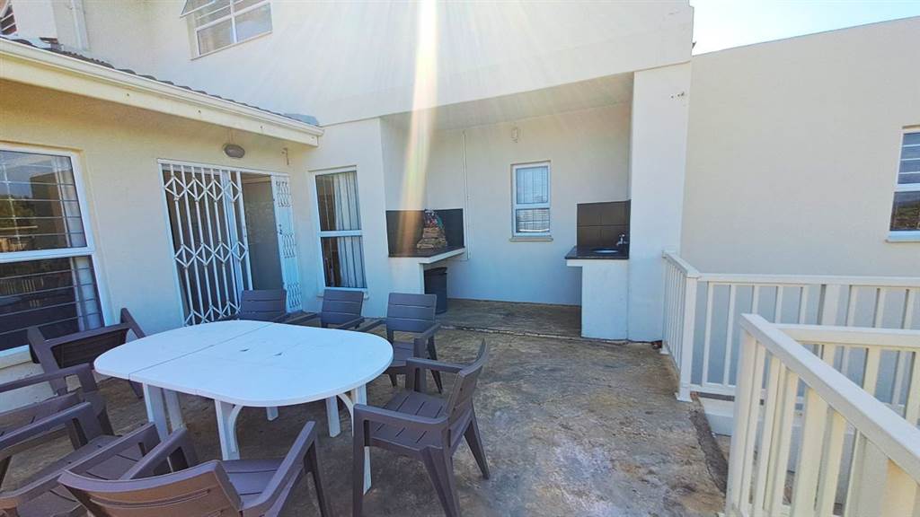 5 Bed House in Umtentweni photo number 21