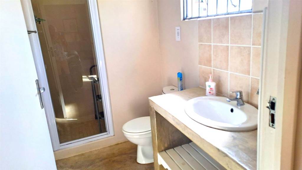 5 Bed House in Umtentweni photo number 9