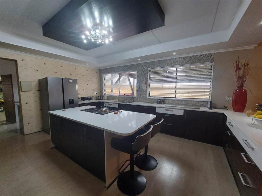 4 Bed House in Secunda photo number 9