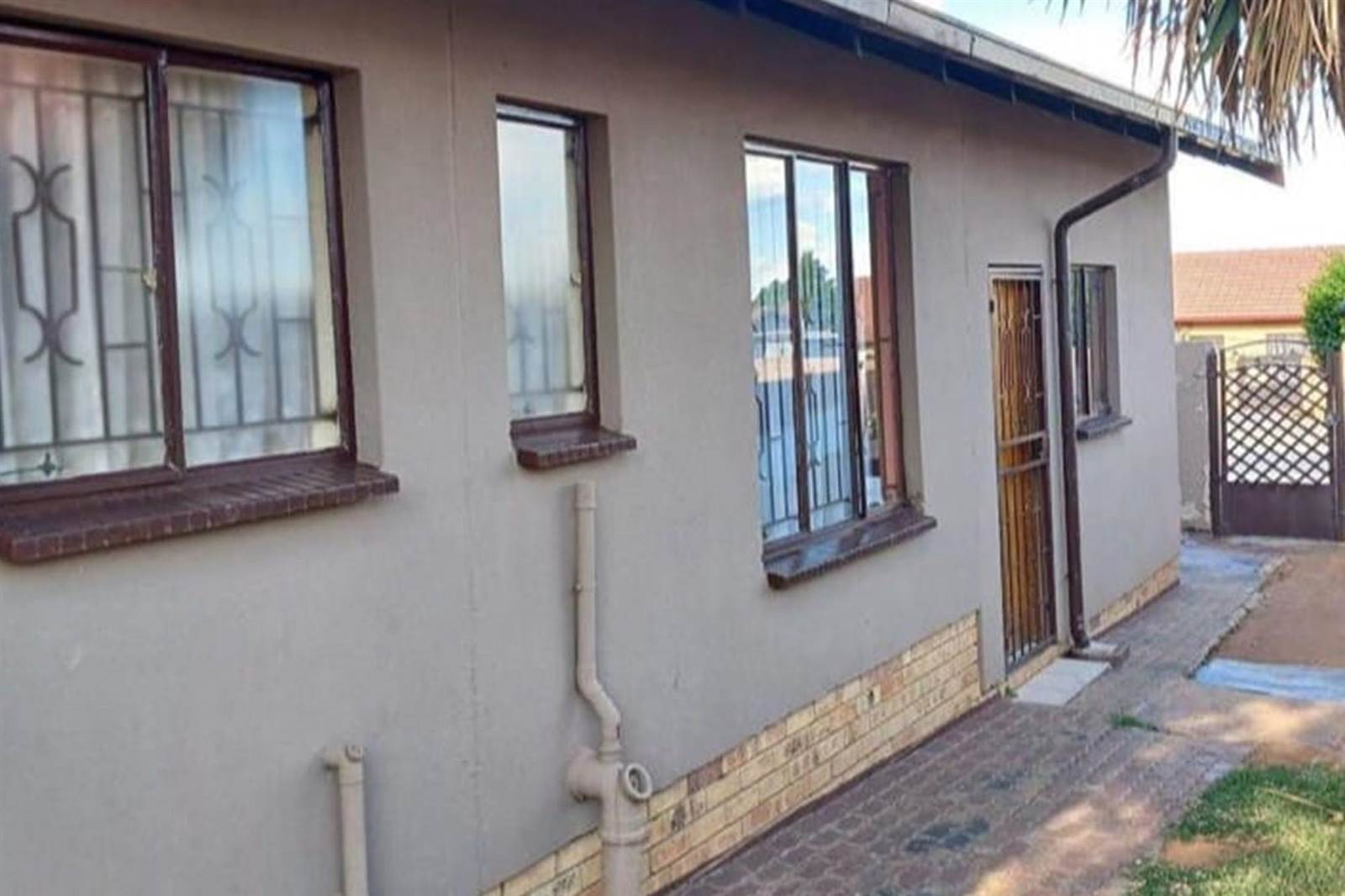 3 Bed House in Tlhabane photo number 3