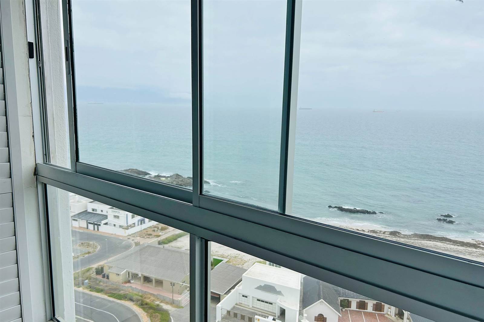 1 Bed Apartment in Bloubergstrand photo number 10