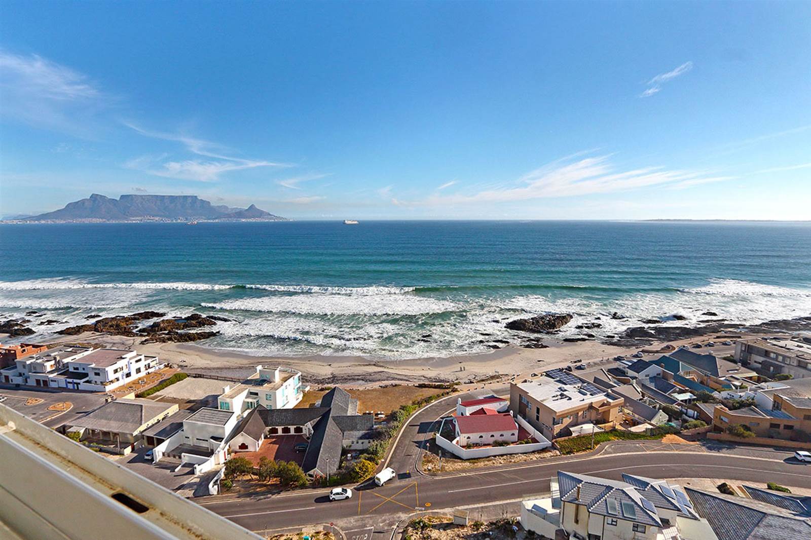 1 Bed Apartment in Bloubergstrand photo number 5