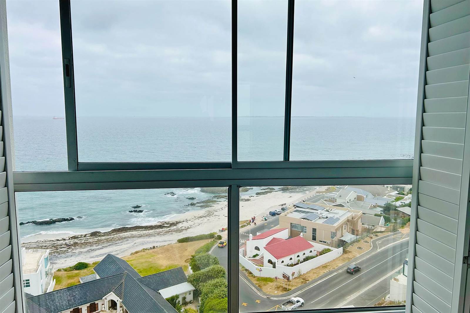 1 Bed Apartment in Bloubergstrand photo number 18