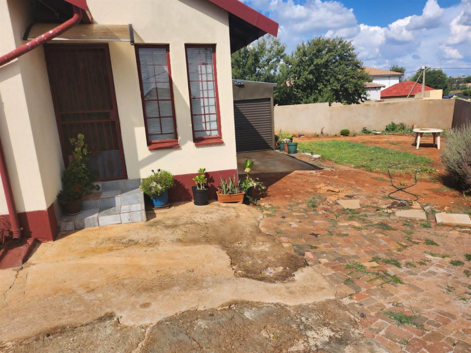 2 Bed House in Kagiso photo number 14