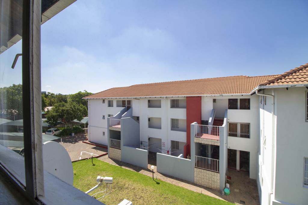 2 Bed Apartment in Groenkloof photo number 17