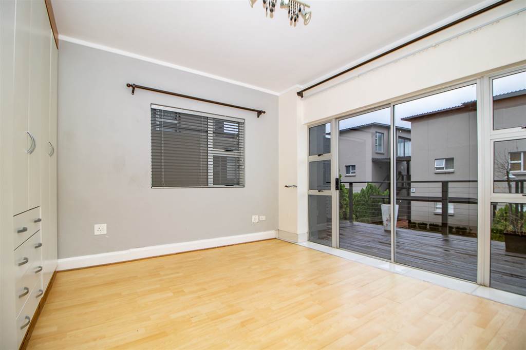 2 Bed Apartment in Hurlingham Manor photo number 13