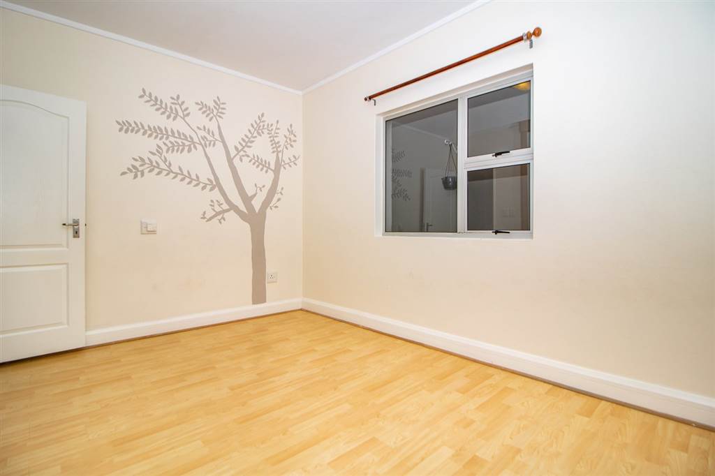2 Bed Apartment in Hurlingham Manor photo number 12