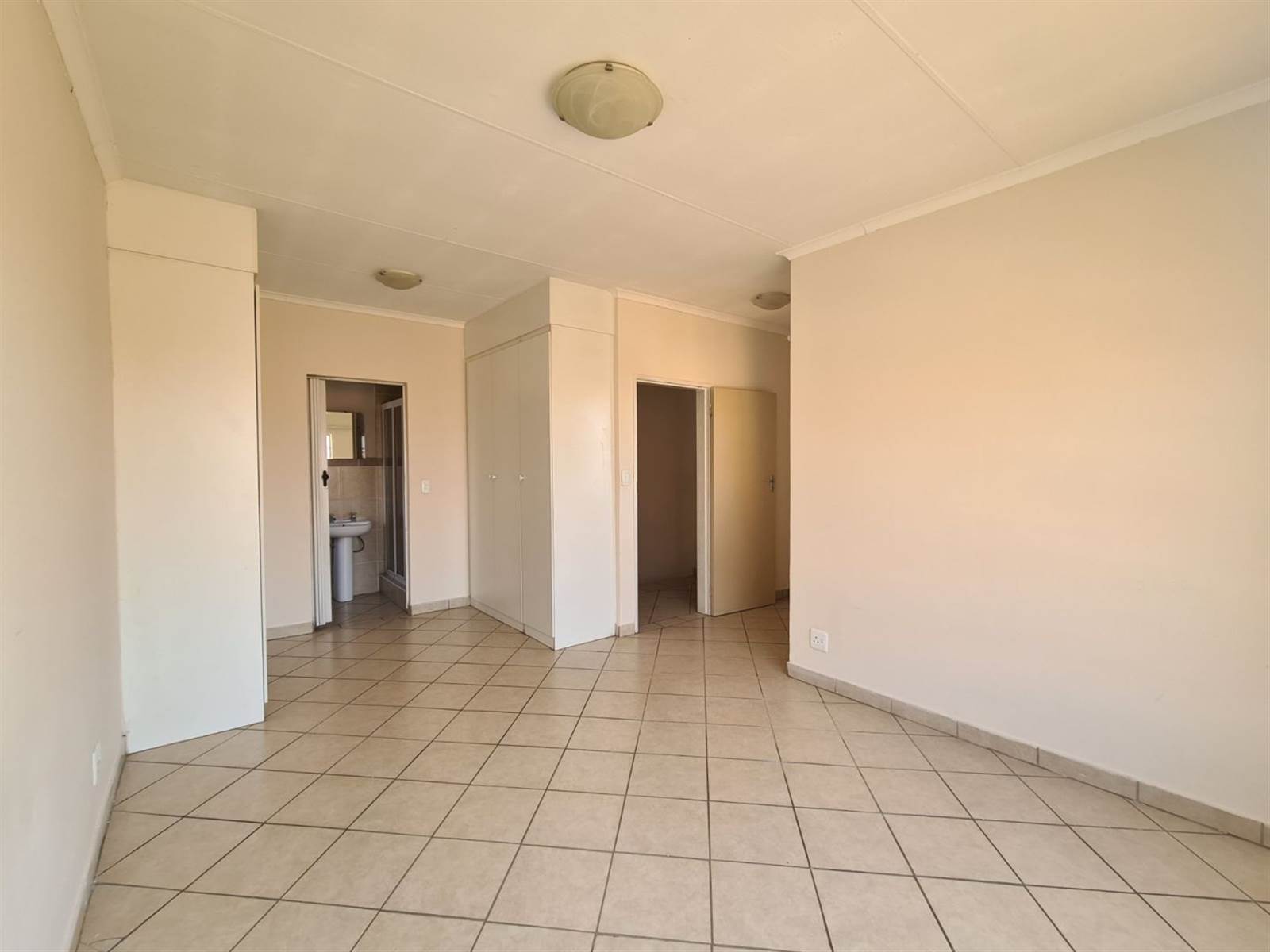 2 Bed Apartment in Hazeldean (Silverlakes Surroundings) photo number 16