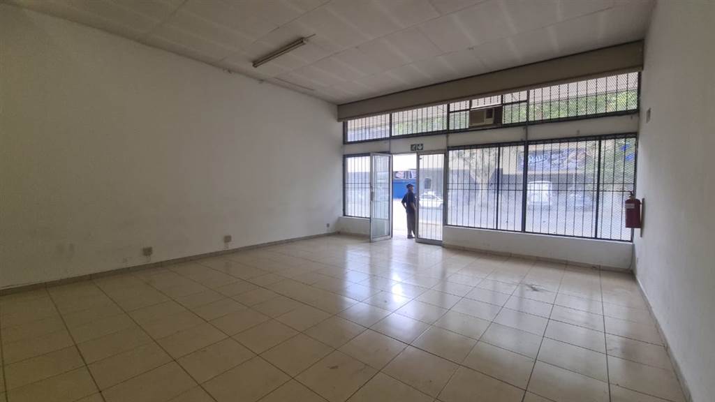 135  m² Commercial space in Pretoria Central photo number 3