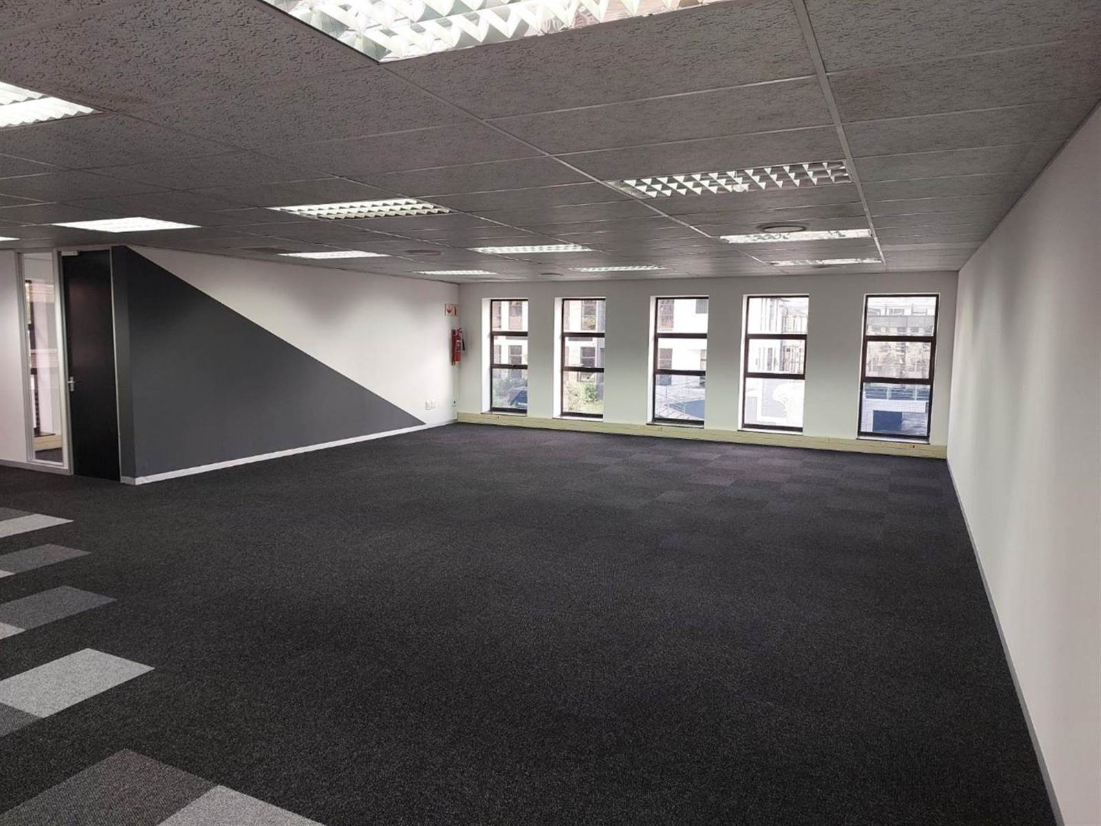 277  m² Commercial space in Hurlingham photo number 2
