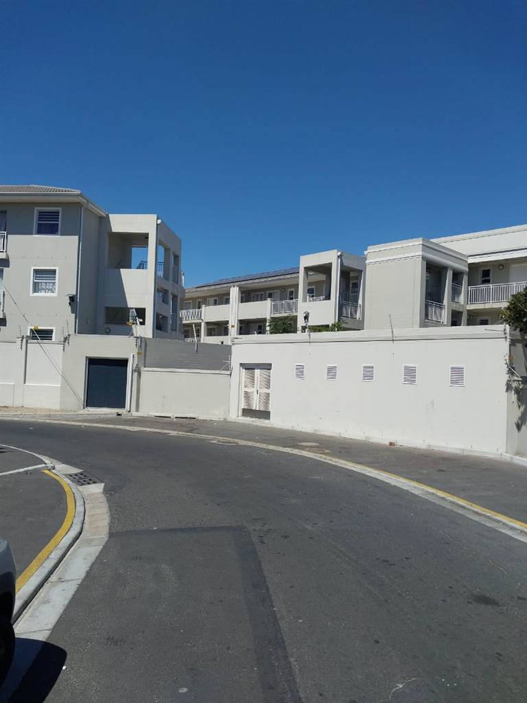 2 Bed Apartment in Parow photo number 4