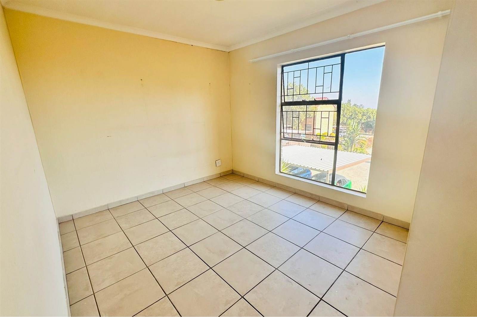 2 Bed Apartment in Ruimsig photo number 10