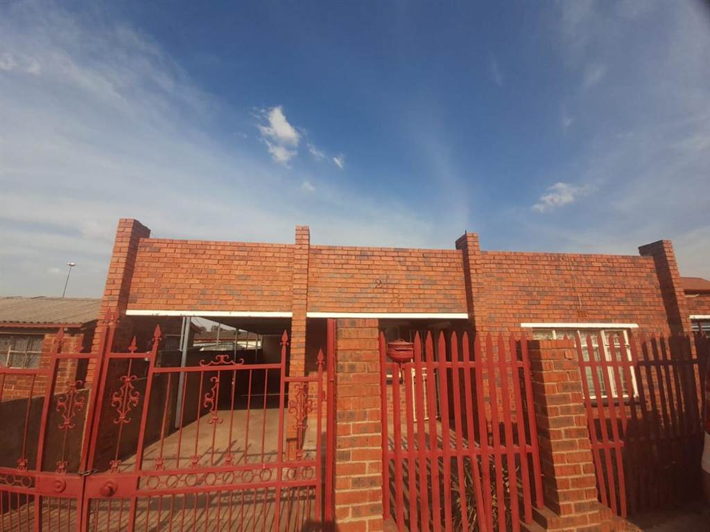 2 Bed House in Soweto Central photo number 2