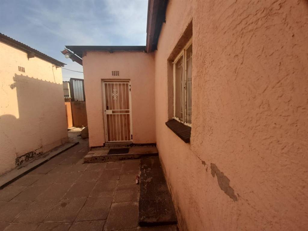 2 Bed House in Soweto Central photo number 6