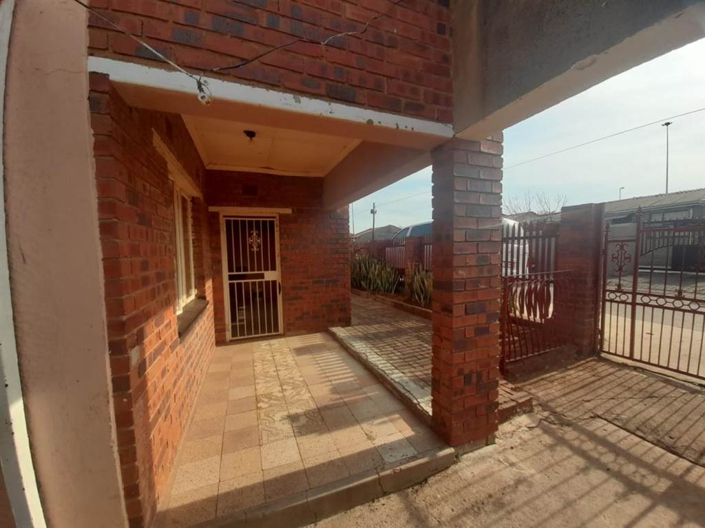 2 Bed House in Soweto Central photo number 4