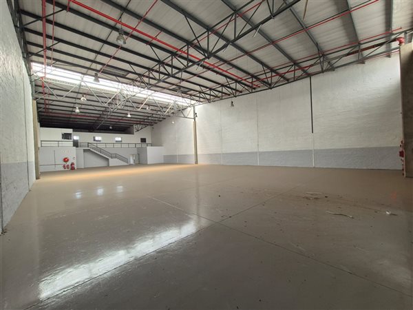 877  m² Industrial space