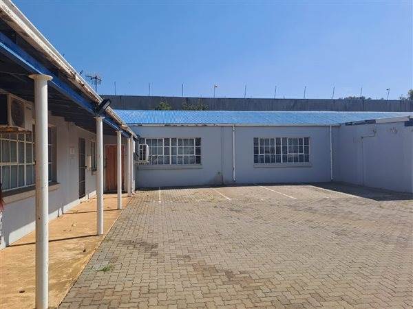 1500  m² Commercial space in Village Deep photo number 5